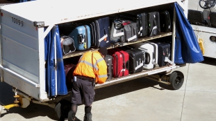 Káosz – 286 bőrönd címkéjét ragasztotta át egy reptéri dolgozó