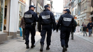 Dühös rendőrfeleségek az utcákon Franciaországban