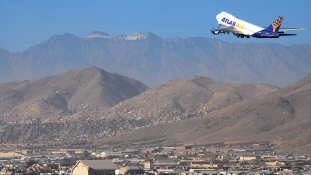 Rakétatalálat érte Kabul repülőterét, miután megérkezett az amerikai hadügyminiszter