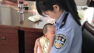 A rendőrnő szoptatta meg a vádlott csecsemőjét a bíróságon