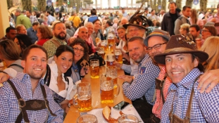 Hatmillió sörbarátot várnak az Oktoberfestre óriási rendőri készültség mellett – videó