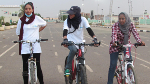 Vagány lányok a szudáni utcákon