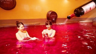 Fürödjön vörösborban vagy csokiban Japánban