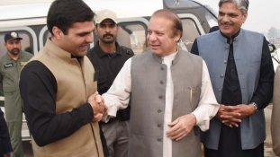 Korrupció miatt letartóztatják Pakisztán exminiszterelnökét, ha hazatér
