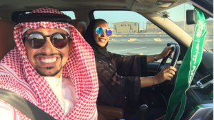 Így tanulnak a nők vezetni Szaúd-Arábiában