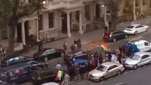 Kurd tüntetők rohamozták meg Irak londoni nagykövetségét – videó