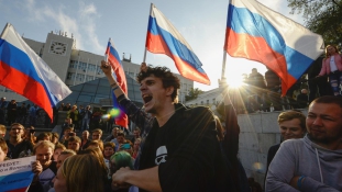 Tüntetés Putyin ellen a 65. születésnapján