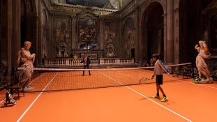 Teniszezzen Milánóban egy 16. századi templomban