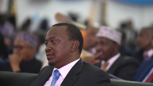 Belül katonai parádé, kívül káosz – letette második elnöki esküjét Kenyatta