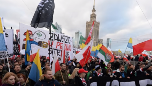 Hatalmas tömegtüntetés Varsóban antiszemita és muzulmánellenes jelszavakkal