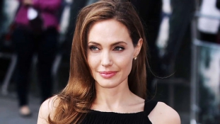 Angelina Jolie elítélte a rohingya nők elleni tömeges nemi erőszakot