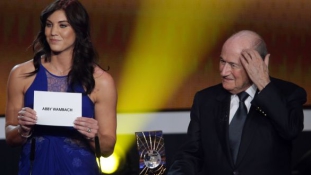 Tagadja a szexuális zaklatást Sepp Blatter – videó