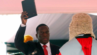 A krokodil célba ért: letette az esküt Zimbabwe új elnöke, Emmerson Mnangagwa – videó