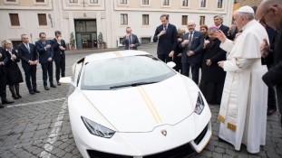 Ferenc pápa az iraki keresztényeknek adja az ajándékba kapott Lamborghini árát – videó