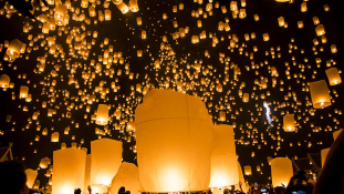 Repülő lampionok fesztiválja telihold idején – videó