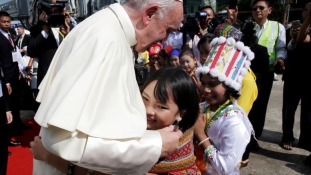 Pápai mise Mianmarban, ahol a lakosságnak csak 1%-a katolikus – videó