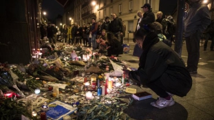 Két köztársasági elnök a két évvel ezelőtti párizsi merényletek helyszínein – videó