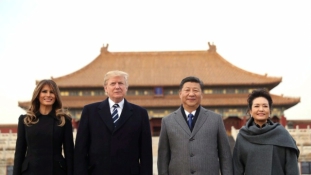 Észak-Korea megfékezését kérte Trump Kínától Pekingben