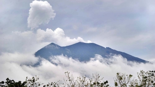 Vörös figyelmeztetés a repülőknek – füstölő vulkán Balin / videó