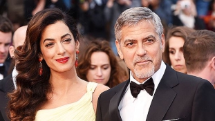 Így lepte meg George Clooney és családja egy nemzetközi járat utasait