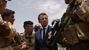 Macron elnök katonák között karácsonyozik Nigerben