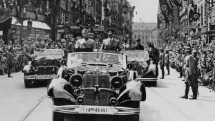 Elárverezik Hitler híres Mercedes limuzinját