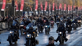 Tízezrek kísérték utolsó útjára a francia Elvist a Champs Élysées-n – videó