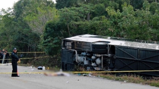 Turistabusz balesete Mexikóban, 12 halott – videó