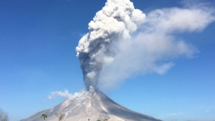 Lángok és hamueső: újra kitört a Sinabung vulkán Szumátra szigetén / videó