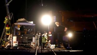 Kettévágta a vonat az iskolabuszt: hat halott – videó