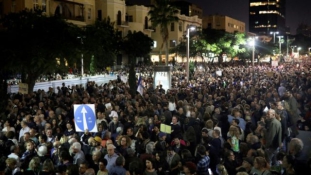 Több mint 20 ezren tüntettek Netanjahu ellen Tel Avivban – videó
