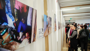 Ismerd meg a világot – kiállítás afrikai árvák fotóiból Magyarországon