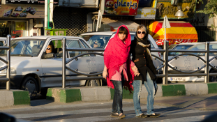 Nem veszik már őrizetbe a nőket Iránban a ruhájuk miatt