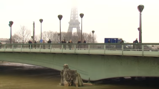 Tetőzik a Szajna Párizsnál – videó