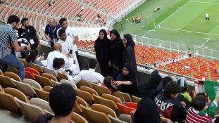 Nők először futballmeccsen Szaúd-Arábiában