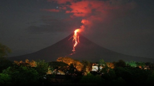 Láva ömlik a vulkán oldalán – 60 ezer embert kitelepítettek – videó