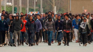Migránsháború Calaisban, 22 sebesülttel – videó