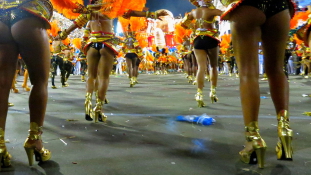Csúcs a karneválon: felvonultak a szambaiskolák sztárjai – videó