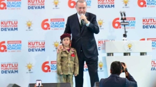 Erdogan és a katonaruhában öltöztetett kislány – videó