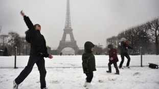 Több százan aludtak az Orly repülőtéren a nagy hó miatt Párizsban