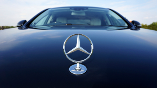 Gigászok háborúja: 9 milliárdért vett Mercedes részvényt egy kínai cég, hogy bírja a versenyt
