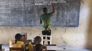 A Microsoft felkarolta – a táblára rajzolt szövegszerkesztőt diákjainak egy ghánai tanár