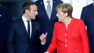 Merkel Párizsban és csapdában
