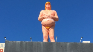 A király meztelen – Trump szobra aukción