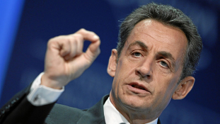 Sarkozyt vallatják: hol van Kadhafi pénze?