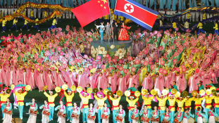 Gyümölcsöző – Kim Dzsongun Pekingben