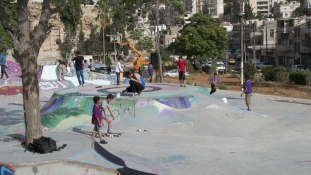 Skatepark menekült gyerekeknek – videó
