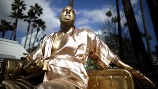 Weinstein a szereposztó díványon – új szobor Hollywoodban