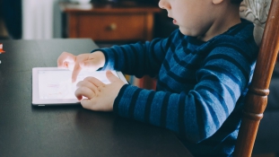 Könyvek helyett iPad – már lapozni sem tudnak a gyerekek az Egyesült Királyságban