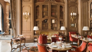 10.000 luxusbútort árusít ki a legendás Ritz Paris